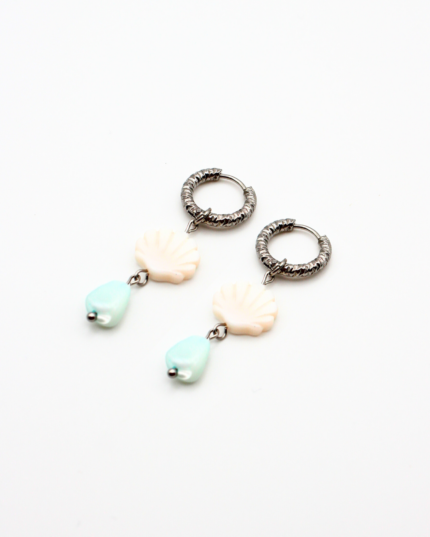 Oorbel met witte schelp en blauwe kraal