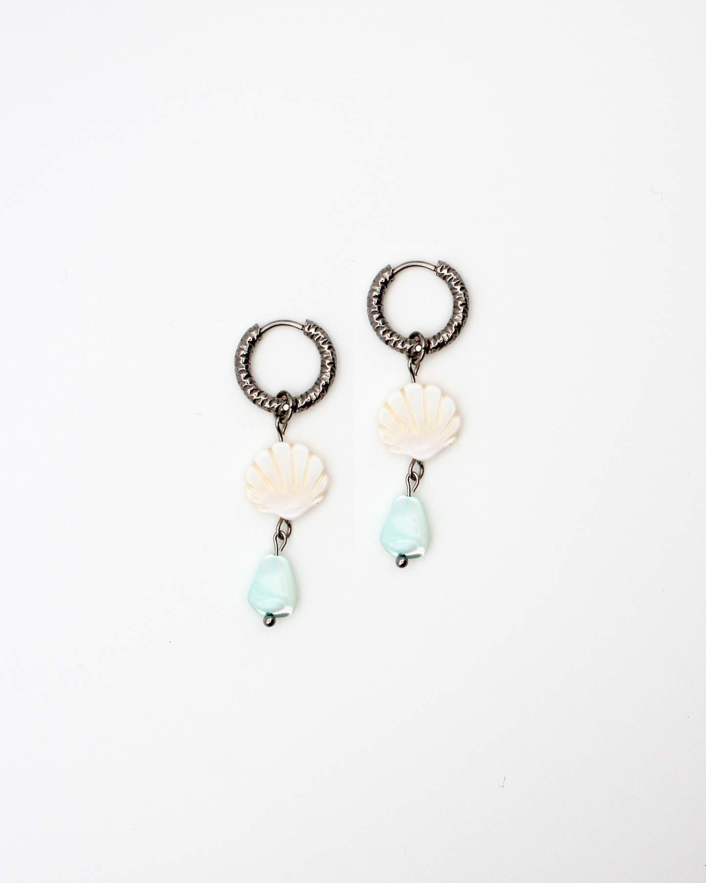 Oorbel met witte schelp en blauwe kraal