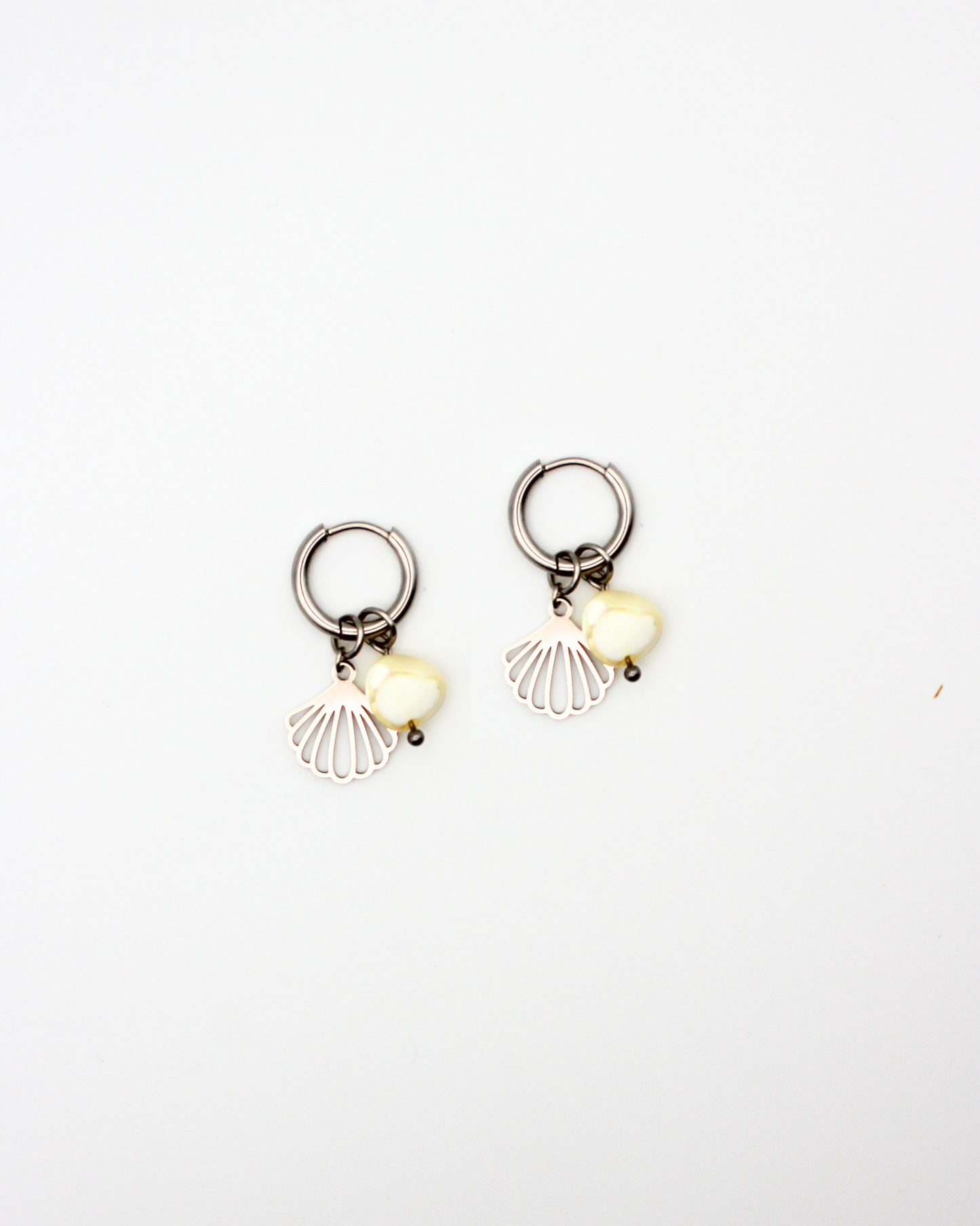 Oorbellen met gele schelp