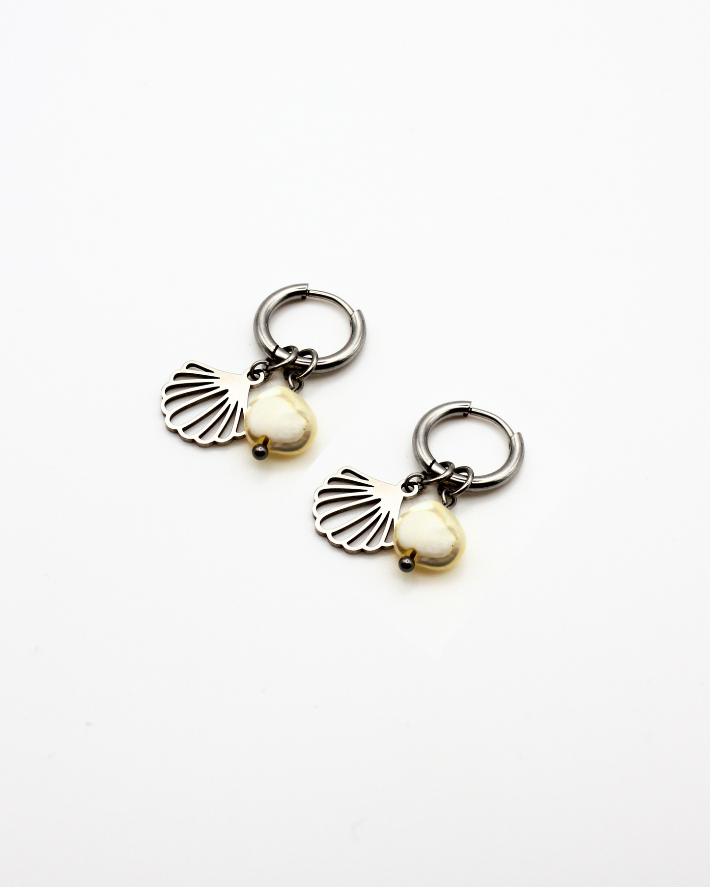 Oorbellen met gele schelp