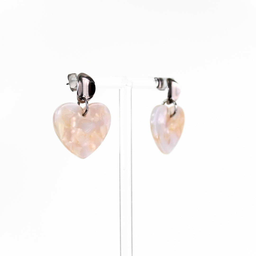 Roze en witte medium hartjes oorbellen met ronde knop