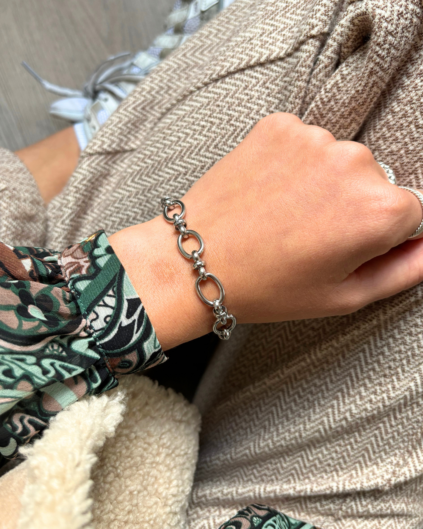 Bold armband