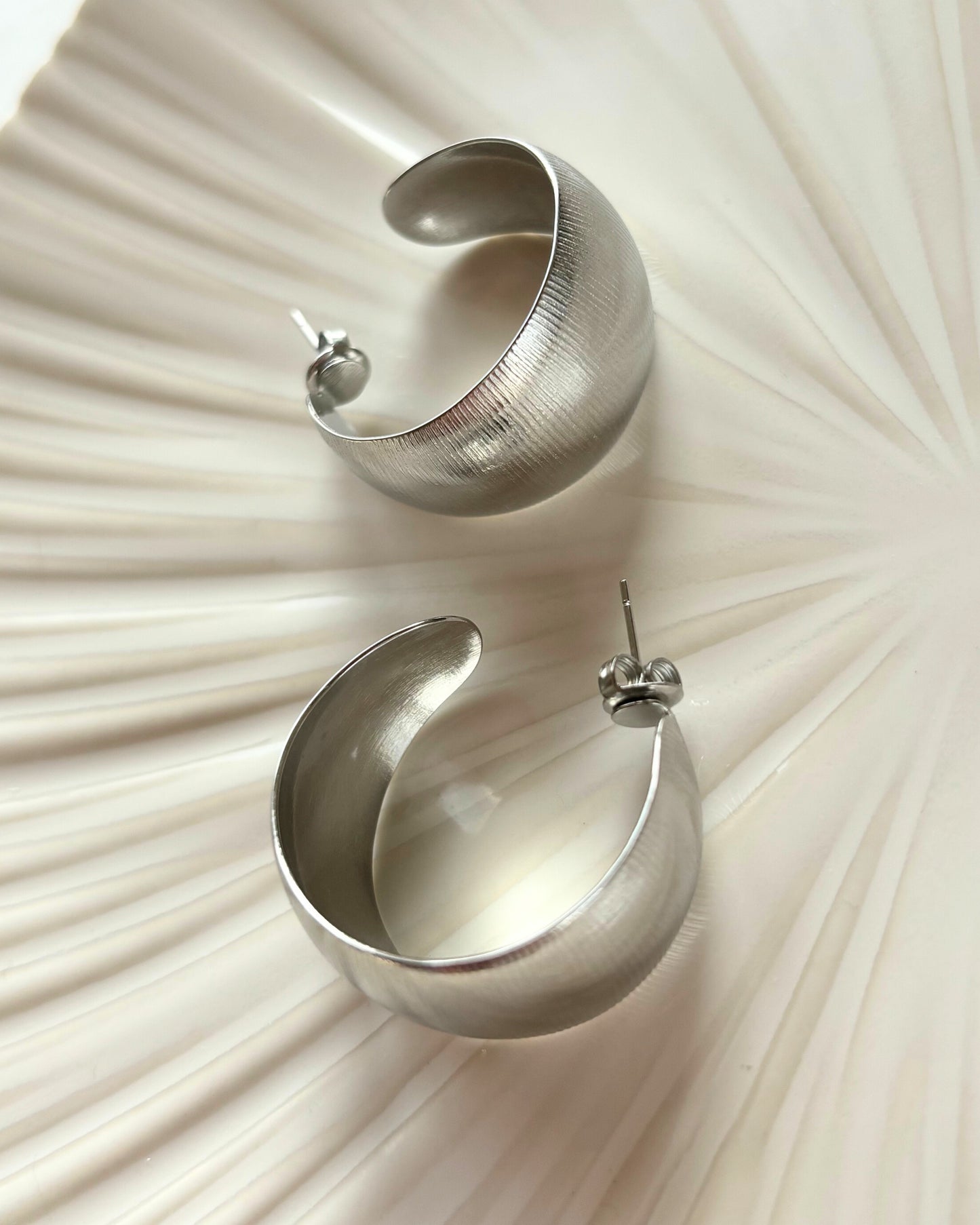 Brede hoops oorbellen