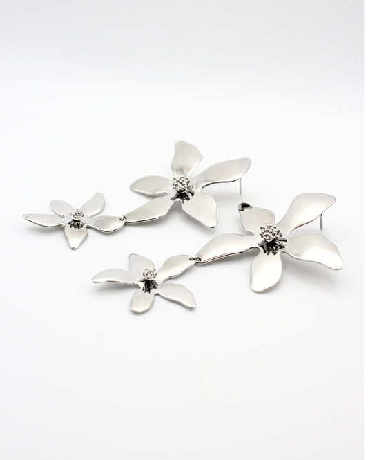 Twee bloemen oorknoppen