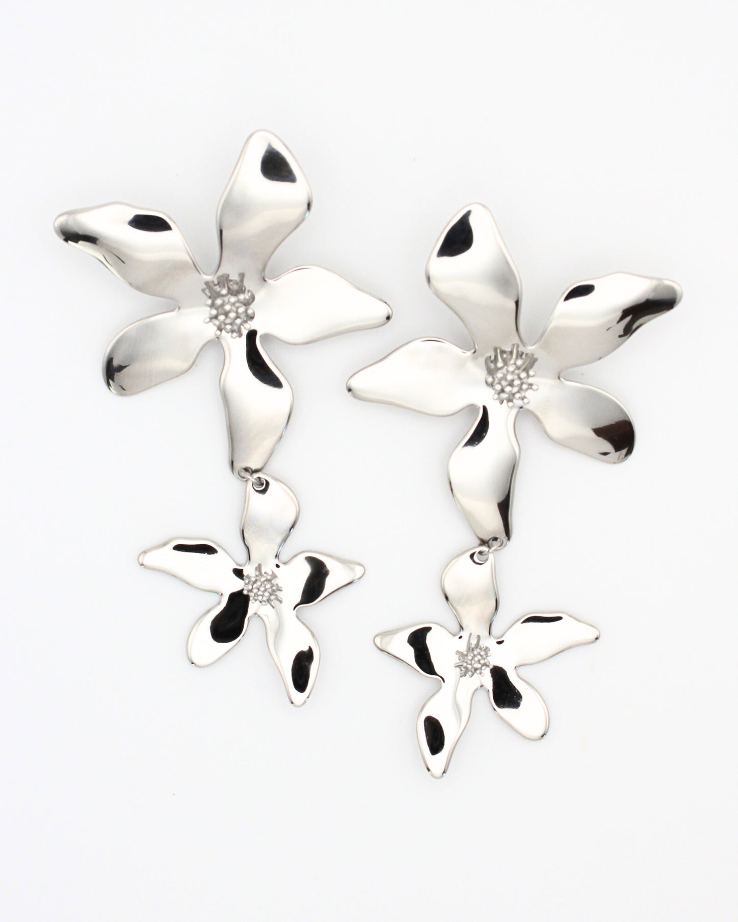 Twee bloemen oorknoppen