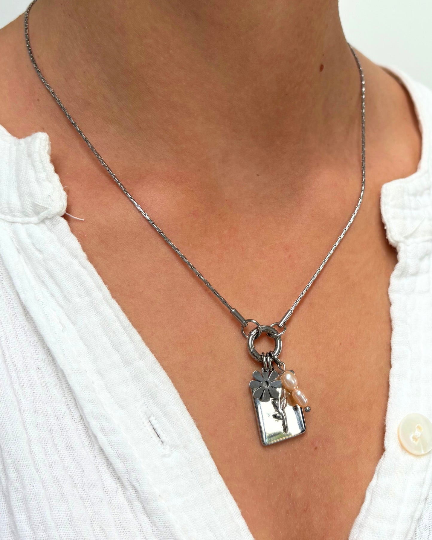 Bedel - twee zalmkleurige parels