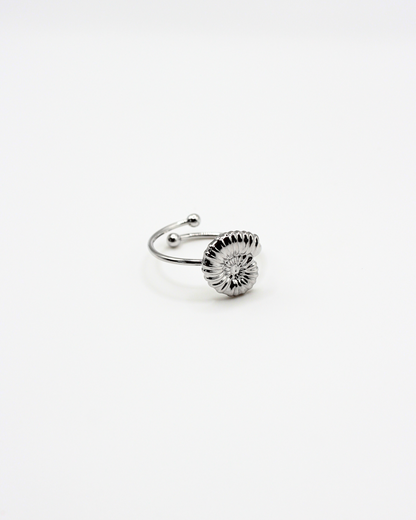 Ring met gedraaide schelp