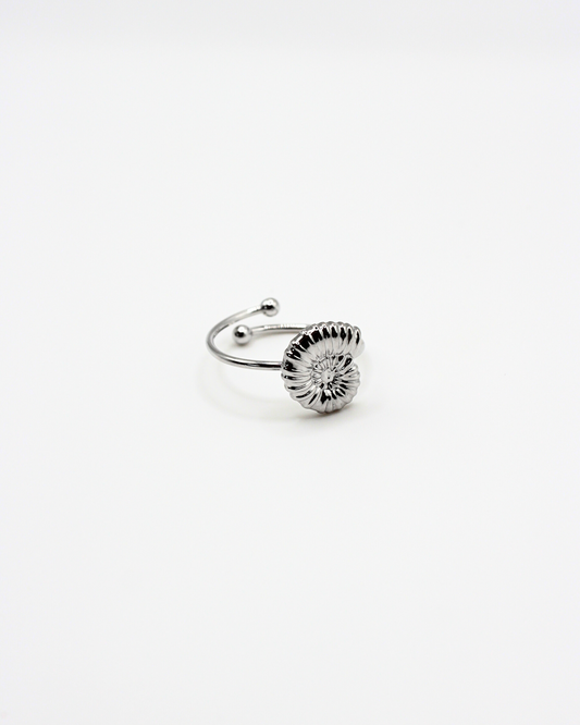 Ring met gedraaide schelp