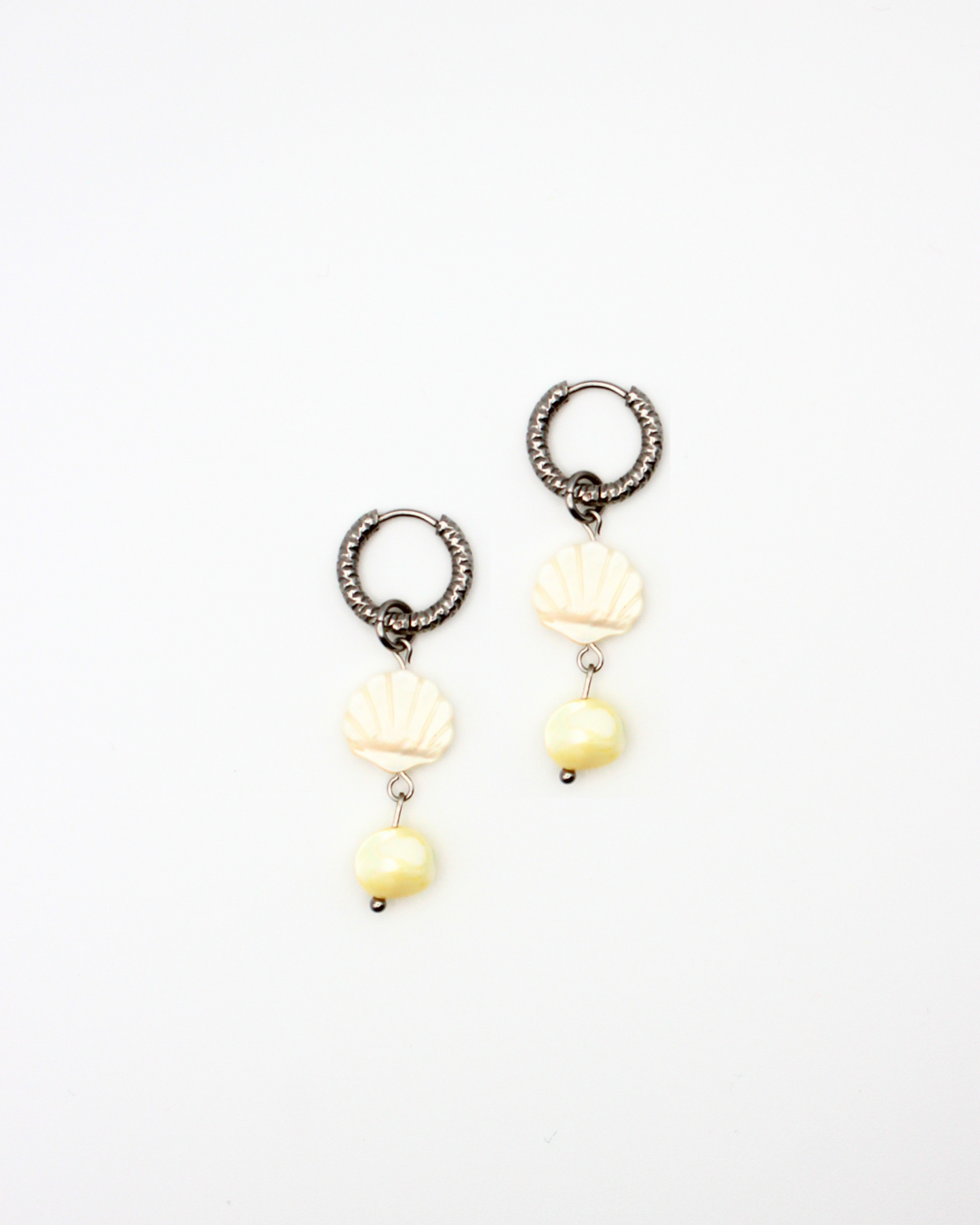 Oorbellen met witte schelp en gele steen