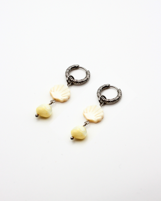 Oorbellen met witte schelp en gele steen