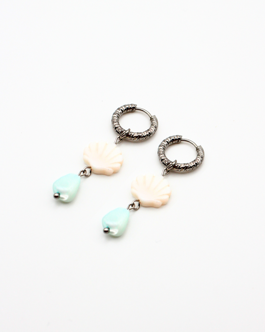 Oorbel met witte schelp en blauwe kraal