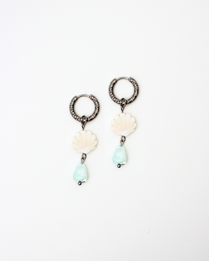 Oorbel met witte schelp en blauwe kraal