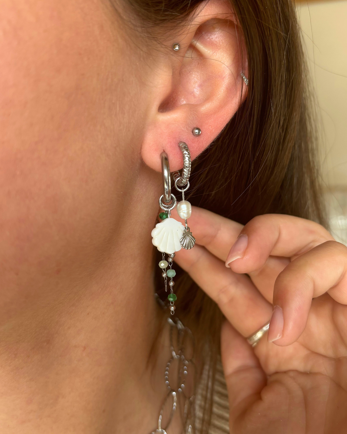 Groene oorbellen met schelp