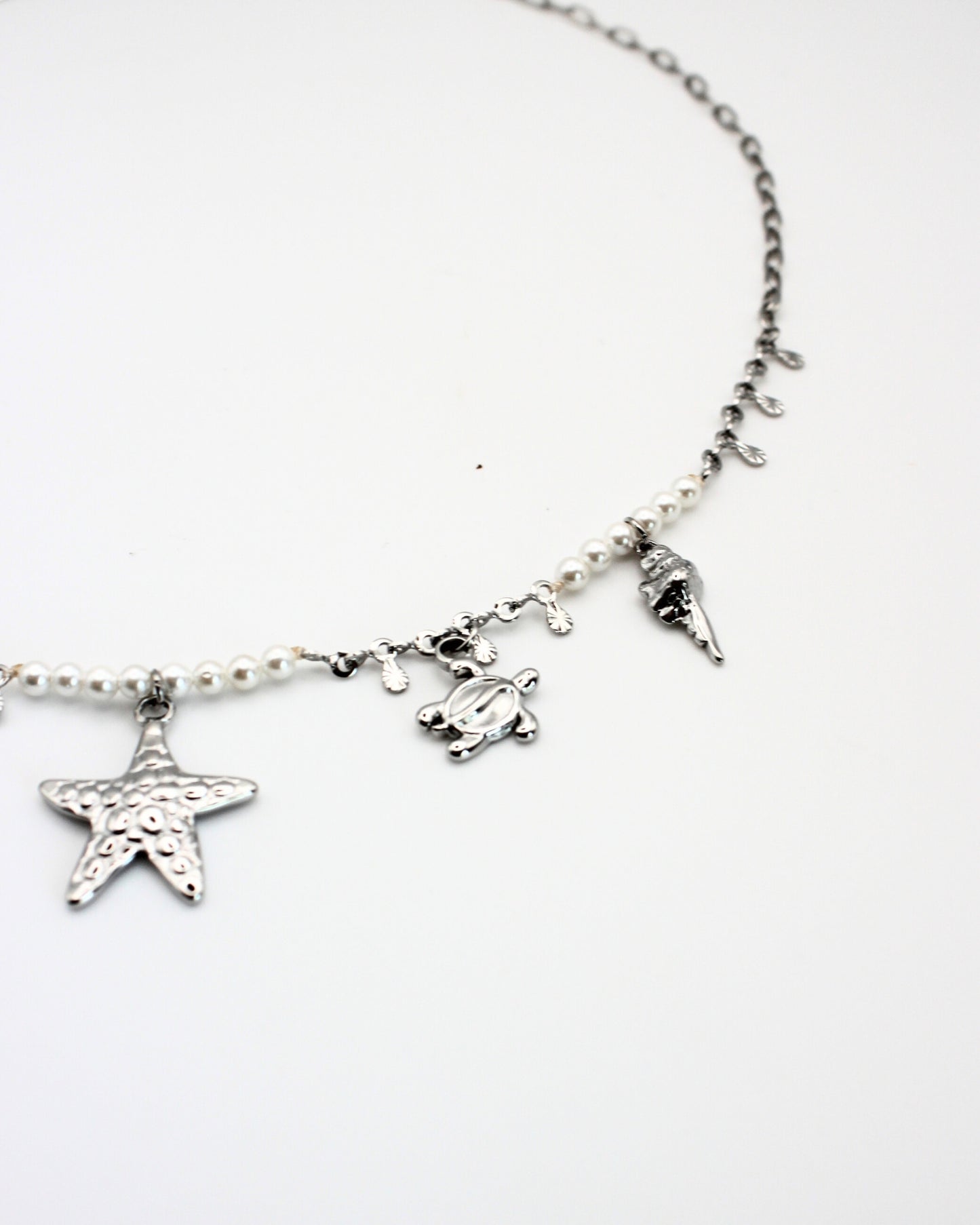 Bedelketting met zeedieren en parels