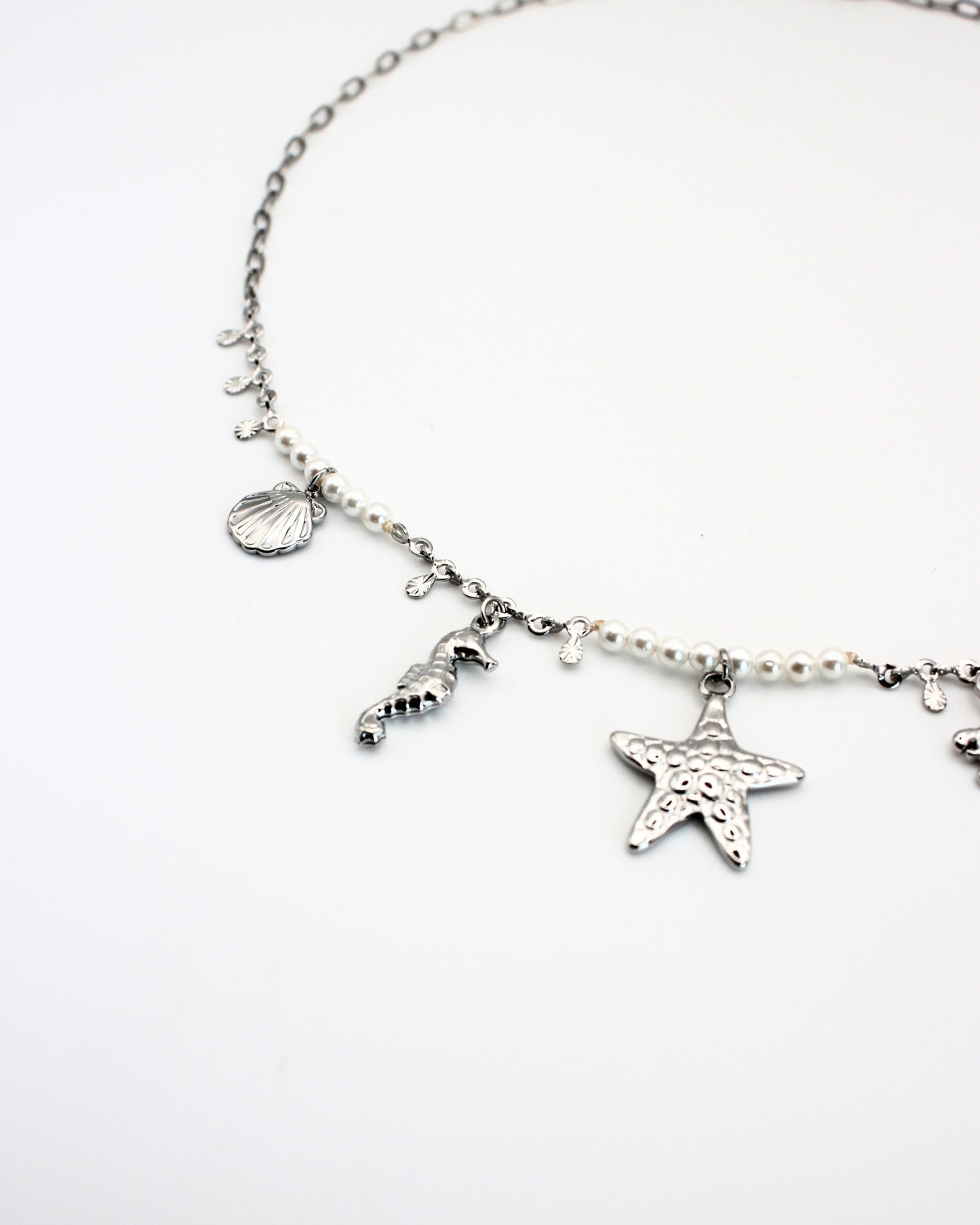 Bedelketting met zeedieren en parels
