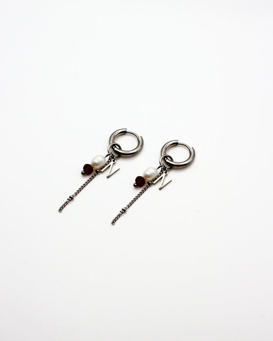 Rode oorbellen met letter